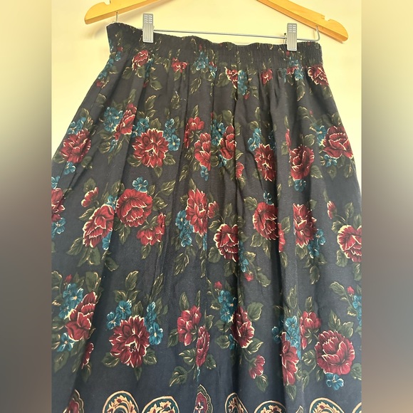 Vintage floral midi skirt in Medium - Picture 7 of 7